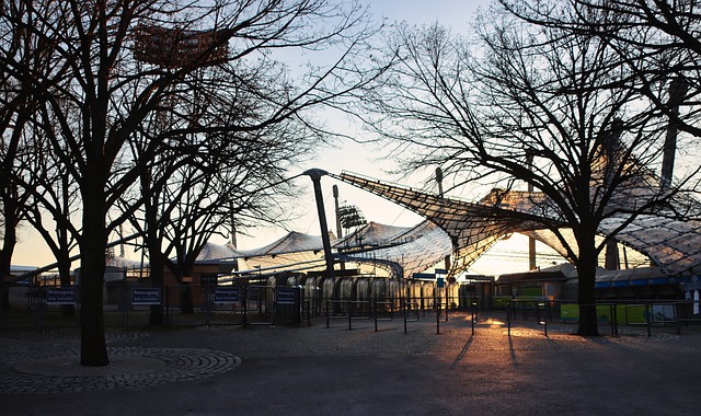 背後究竟隱 背後究竟隱